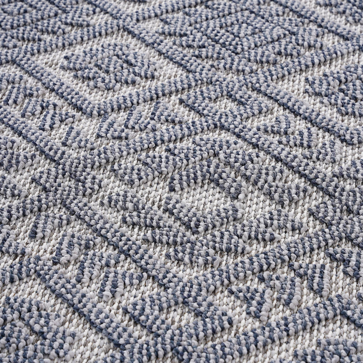 Guros - 6' X 9' Traditional Indoor / Outdoor Area Rug - White / Gray