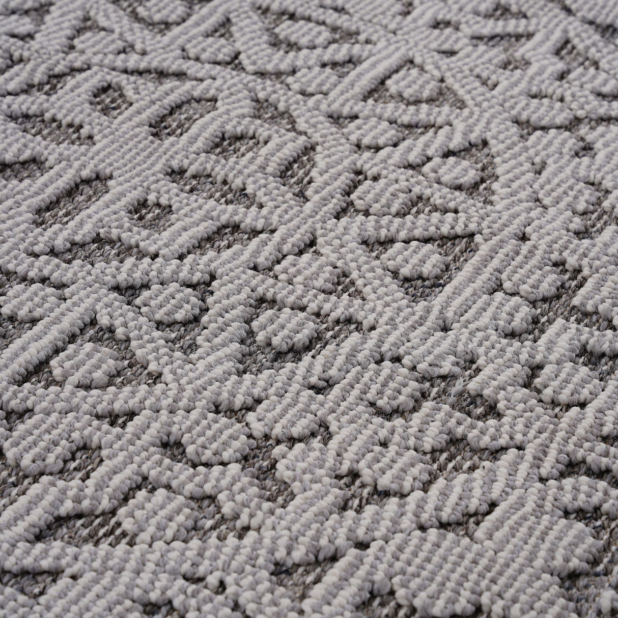 Guros - 6' X 9' Medallion Indoor / Outdoor Area Rug - Gray / White